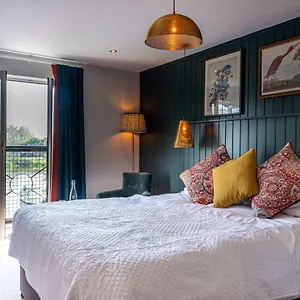 https://the-bridge-hotel-chertsey.brighton-hotels-england.com